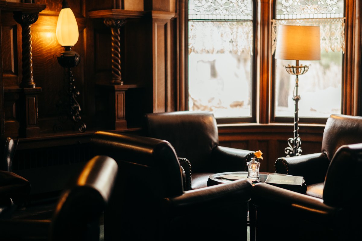 StonehurstManor's tweet image. 📚✨ Step into history at The Library Lounge at Stonehurst Manor. Cozy up by the fire with a classic Manhattan or our famous Espresso Martini. A timeless spot for great drinks, warm conversations, and lasting memories. Open nightly—no reservations needed! #LibraryLounge