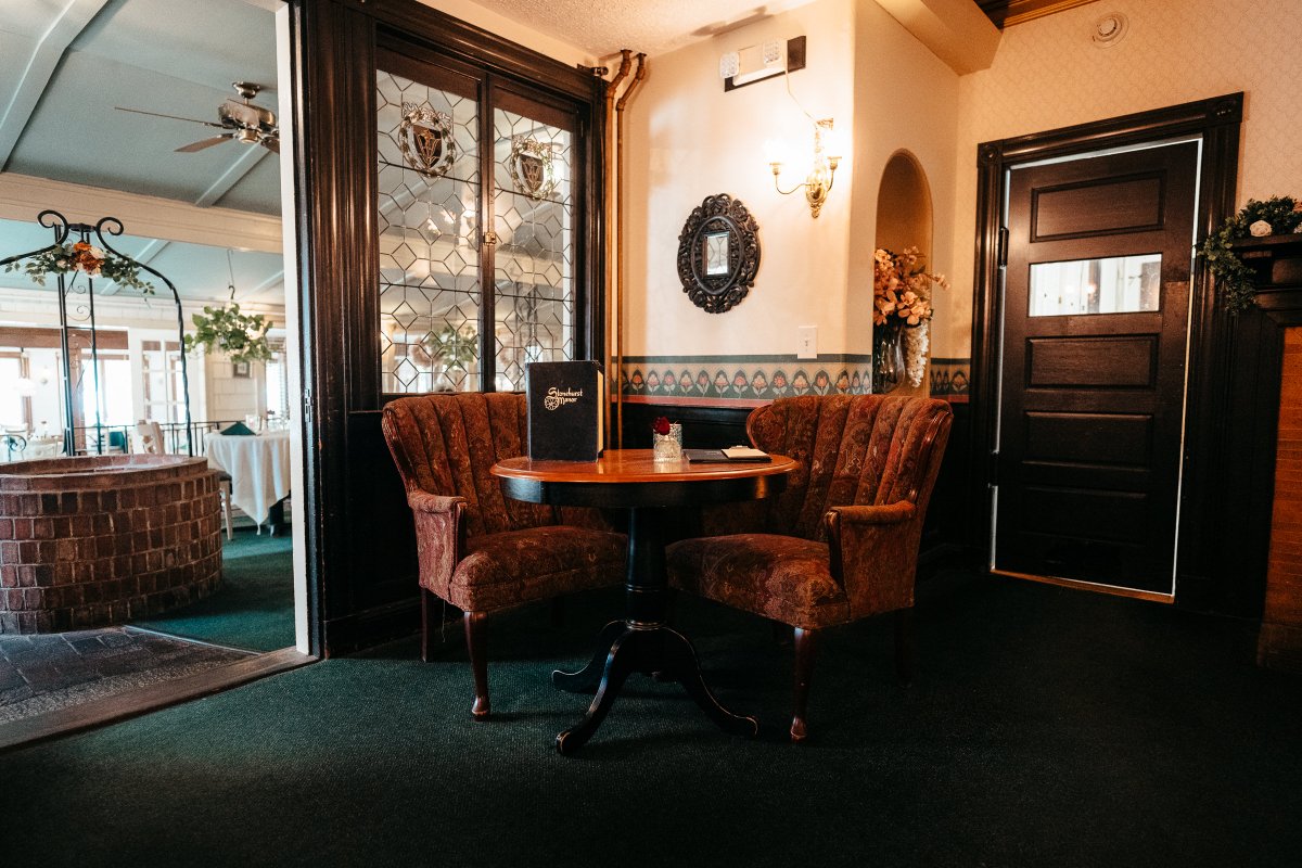 StonehurstManor's tweet image. 📚✨ Step into history at The Library Lounge at Stonehurst Manor. Cozy up by the fire with a classic Manhattan or our famous Espresso Martini. A timeless spot for great drinks, warm conversations, and lasting memories. Open nightly—no reservations needed! #LibraryLounge