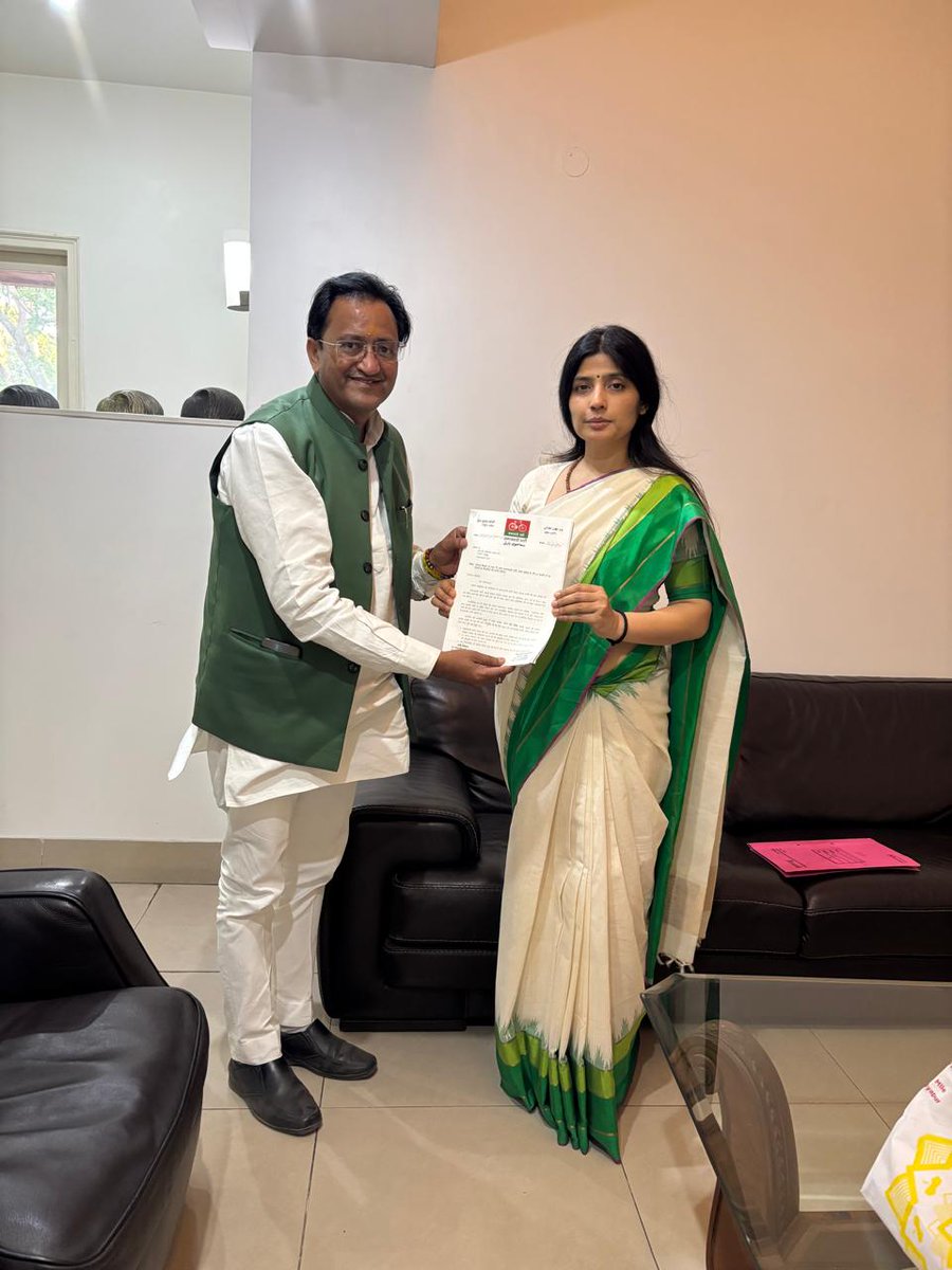 লোকসভাৰ উত্তৰ প্ৰদেশৰ মেইনপুৰী সমষ্টিৰ জনপ্ৰিয় মাননীয়া সাংসদ ডিম্পল যাদৱ ডাঙৰীয়ানীক আজি (১৯/০৩/২০২৫) সমাজবাদী পাৰ্টি অসম ৰাজ্যিক সমিতিৰ মাননীয় তত্বাৱধায়ক তথা ৰাষ্ট্ৰীয় সম্পাদক প্ৰফেছাৰ ভূৱন যোশী ডাঙৰীয়াই অসম ৰাজ্যৰ  সাংগঠনিক প্ৰতিবেদন দাখিল কৰে আৰু সমাজবাদী পাৰ্টী অসমৰ হৈ