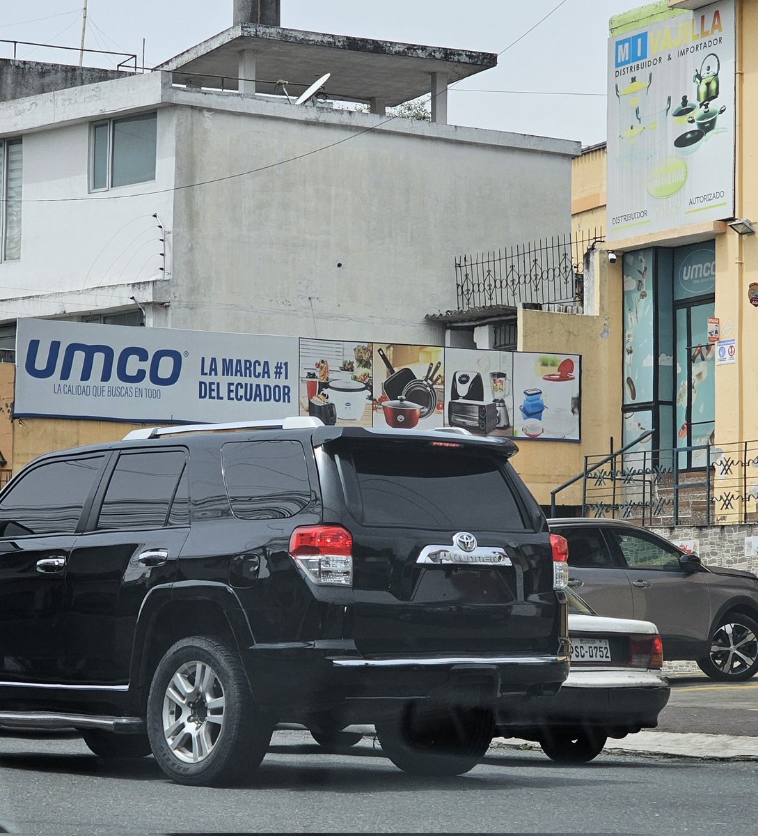 javoec's tweet photo. Los #SinPlacasEc e #InvasionCicloviaUIO de lo poco que he visto semana por #Quito. El no pensar en los demás es un cancer hoy en día, por si es de su interés @movilidadquito_ @AMT_Quito @pabelml
#QuitoRenace (?) https://t.co/QLHEKmYpQ5