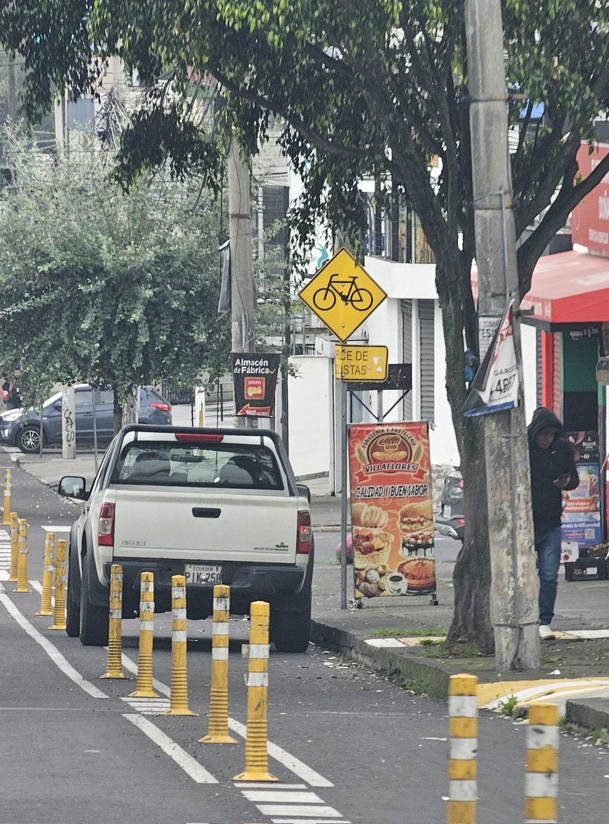 javoec's tweet photo. Los #SinPlacasEc e #InvasionCicloviaUIO de lo poco que he visto semana por #Quito. El no pensar en los demás es un cancer hoy en día, por si es de su interés @movilidadquito_ @AMT_Quito @pabelml
#QuitoRenace (?) https://t.co/QLHEKmYpQ5
