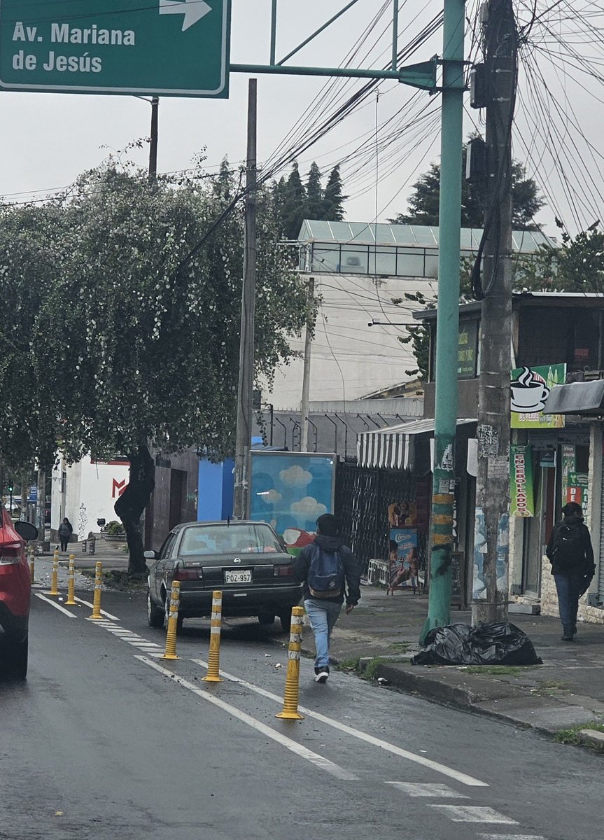 javoec's tweet photo. Los #SinPlacasEc e #InvasionCicloviaUIO de lo poco que he visto semana por #Quito. El no pensar en los demás es un cancer hoy en día, por si es de su interés @movilidadquito_ @AMT_Quito @pabelml
#QuitoRenace (?) https://t.co/QLHEKmYpQ5