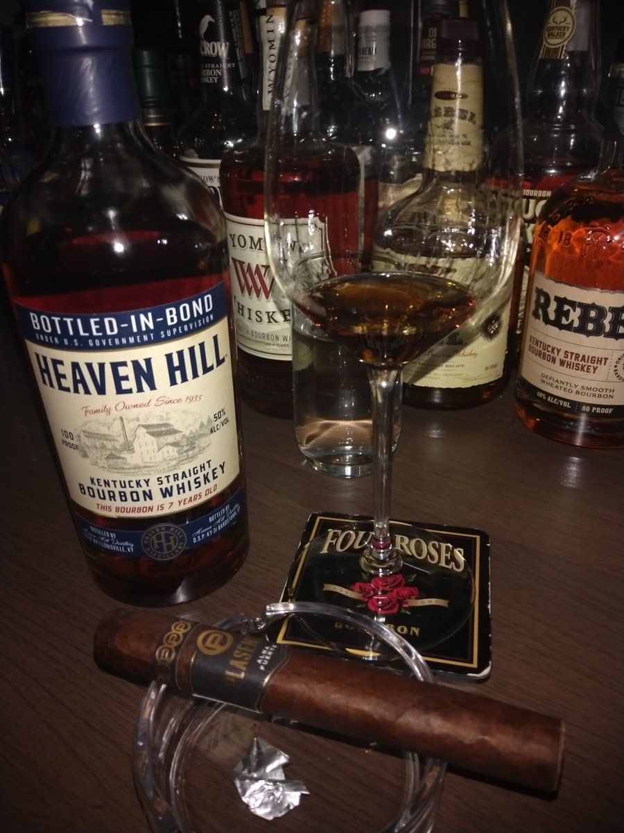 仕事で納品終わったご褒美にバーボンと葉巻