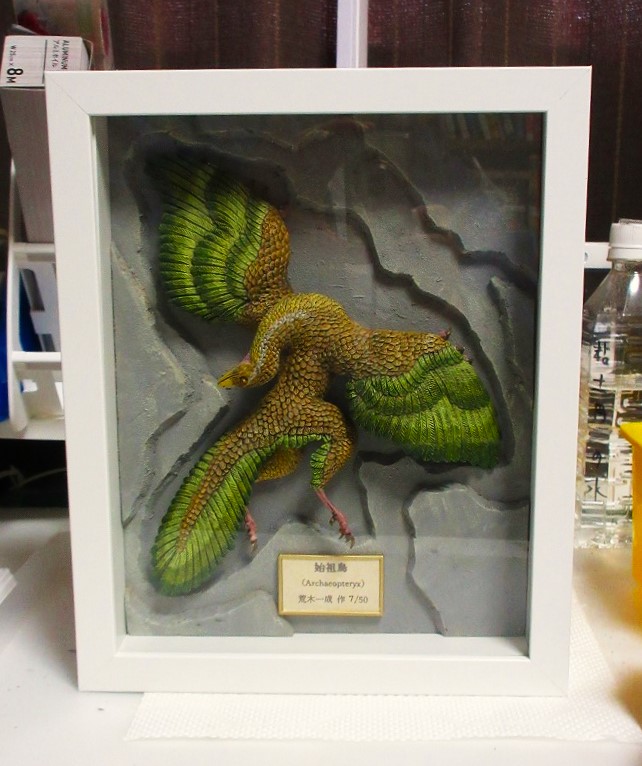 araki_kazuyan's tweet photo. 宣伝🦖
ハンズ名古屋 @Hands_Nagoya 地球研究室で「始祖鳥」額装を絶賛販売中です。
ベルリン標本化石を立体化して額装しました。ひとつひとつ私が彩色して同じ色・模様の無い作品ですよ😊
羽毛ディノニクスもよろしくね https://t.co/Bpa6Zesat8