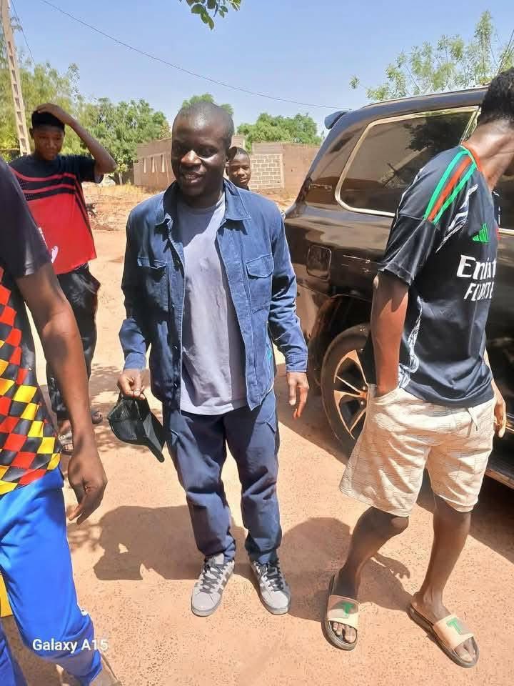 Peguy_Certifie's tweet photo. « Il est dans le déni de sa richesse 😂😂😂 mince » 

N’GOLO KANTÉ 🙌🏾 https://t.co/2rIKVb8qPe