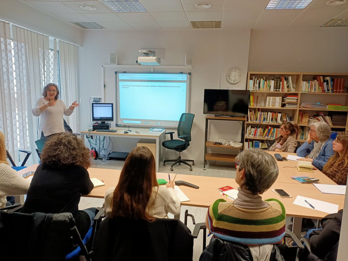 📢 Al nostre Seminari de coordinació de biblioteques escolars la Mònica Badia ens ha explicat com podem treballar l'alfabetizació mediàtica i informacional 💻📸🎞🎙

✔️Fomentem el pensament crític també des de la #bibliotecaescolar 🤔📚📝