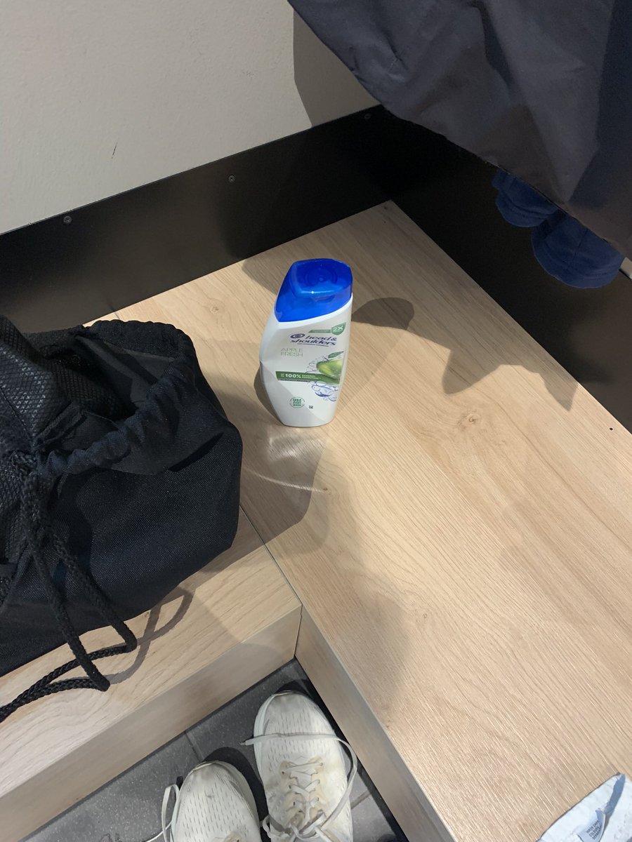 People spørre meg på Gym 💪 why i use sjampo when i dont have hair. I say this is for skugen on min bryst og andre steder 🤫 😂