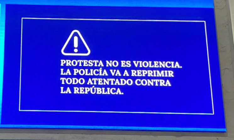usdtermo's tweet photo. Pero Ofe, el cartel dice "Protesta NO es violencia". Yo se que te cuesta leer, pero ponele más ganas. https://t.co/ksfupRZyE5