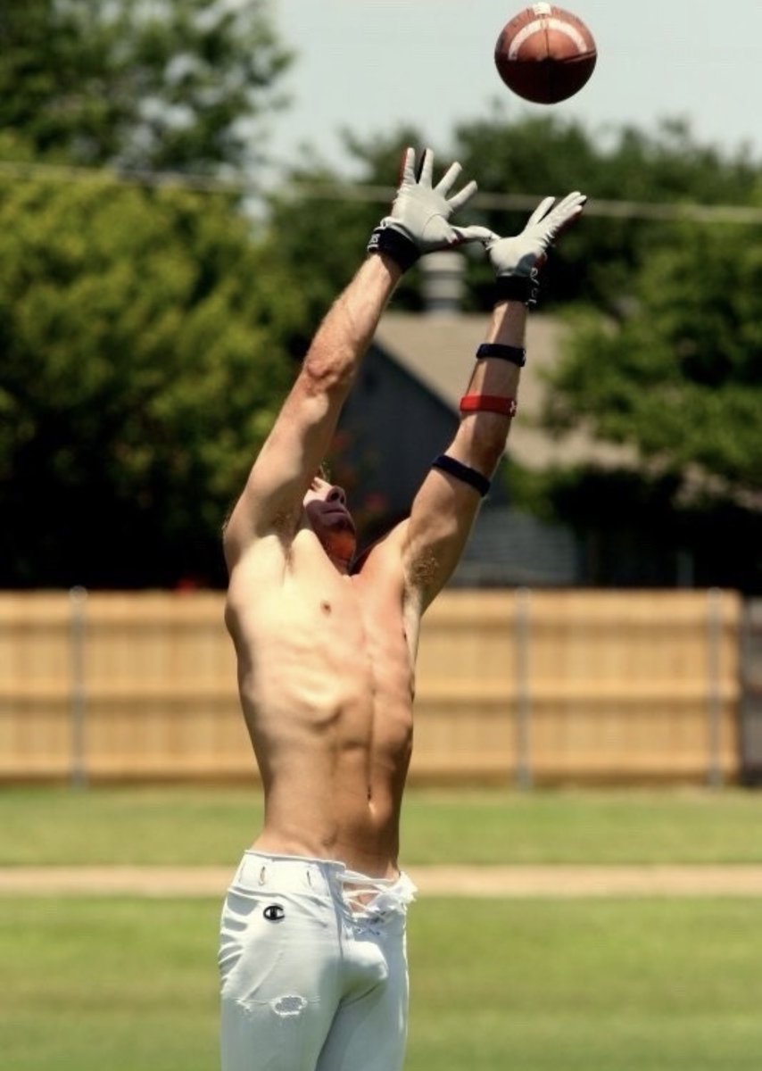 sportsgearfet's tweet photo. #footballpants #footballjock #footballguys https://t.co/vjAizok6rY