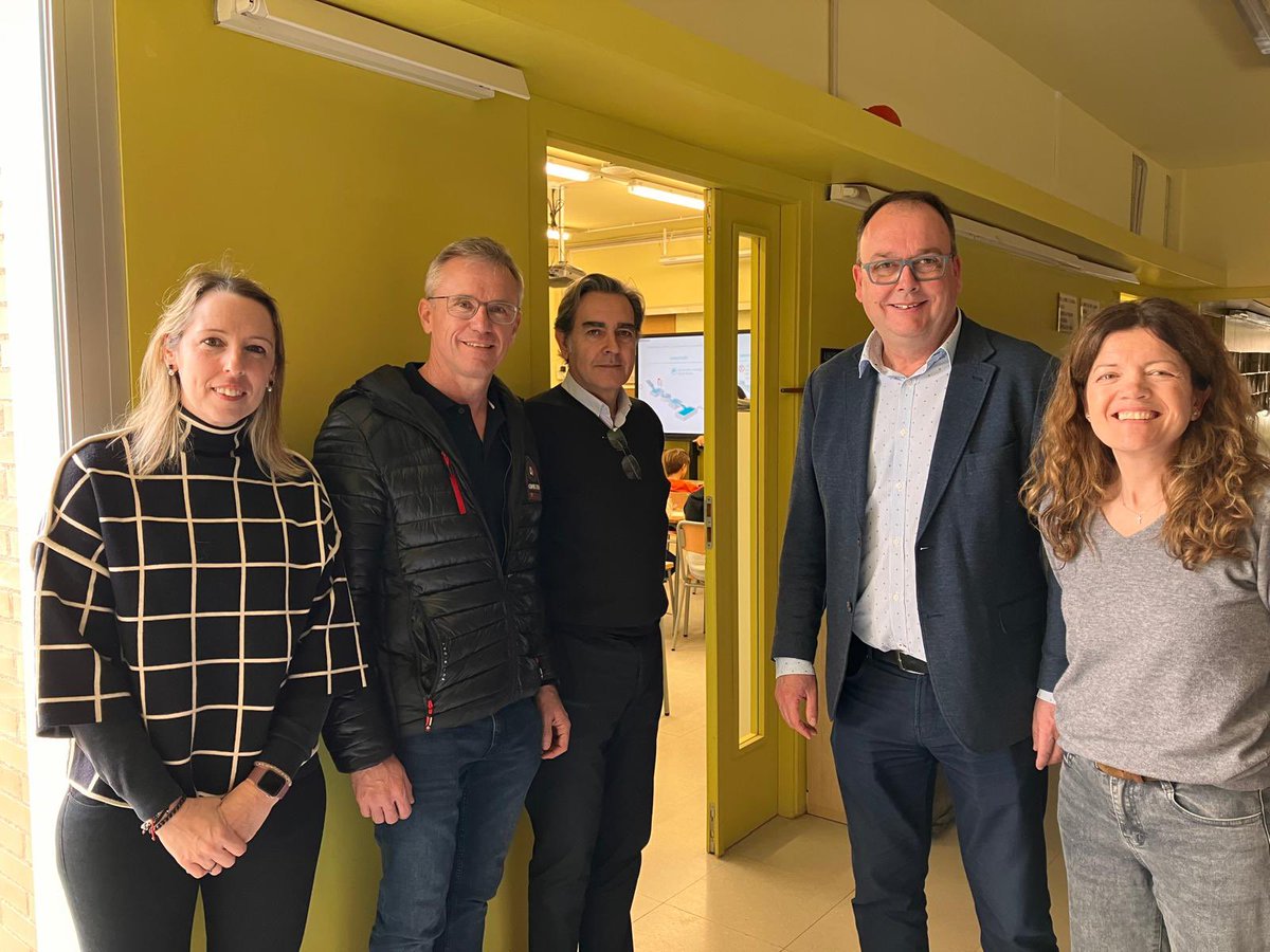 GrupCASSA's tweet photo. Avui hem celebrat el Dia Mundial de l’Aigua a #Alpicat estrenant el programa #EDUCASSA! 

Amb l’@AjAlpicat treballem per sensibilitzar i apropar el cicle de l’aigua als nens i nenes

L’alcalde, Joan Gilart, ha visitat un dels nostres tallers educatius

#DMAigua #CASSA https://t.co/PsnW3rmETS