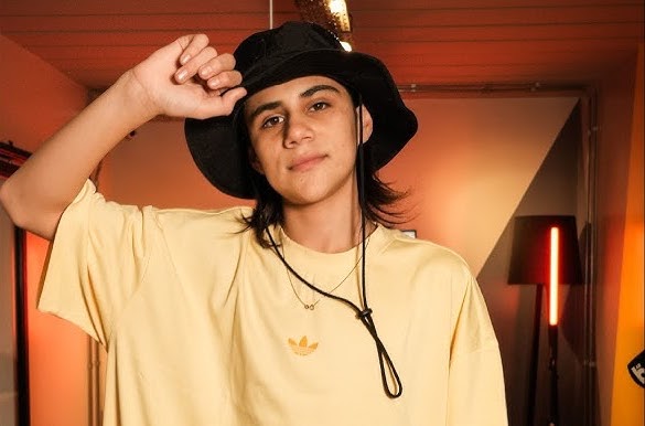 #nadiedicenada asi como la reconocida serie Hanna Montana , en argentina se vivió algo parecido Claudio echeverri alias "el diablito" , mantendría una doble vida ya que en su tiempo libre se disfrazay se convierte en "Valentino Merlo"