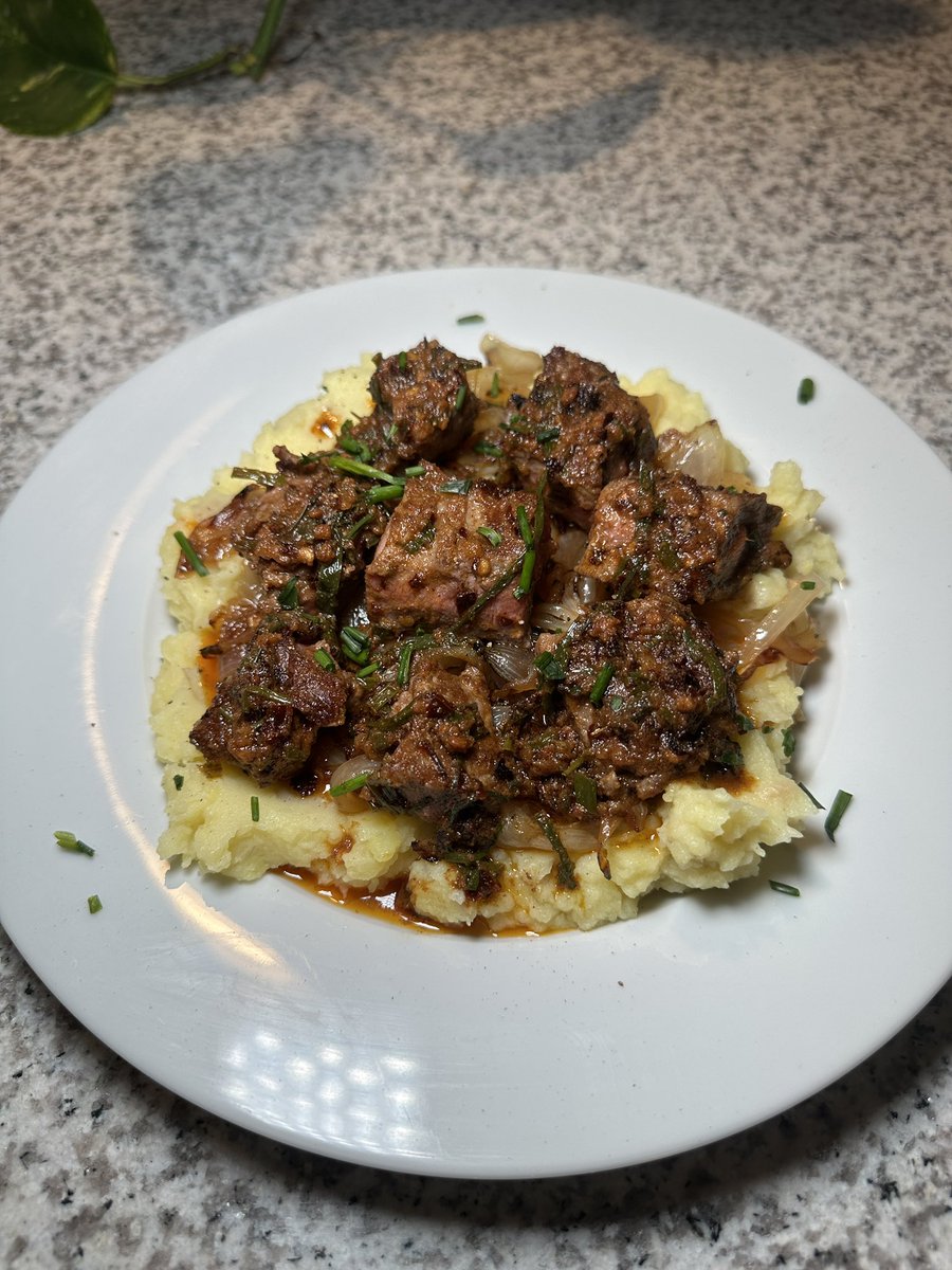 Braigory_'s tweet photo. Butter Steak Bites with Roasted Garlic Mashed Potatoes &amp; Caramelized Onions https://t.co/zE6hZQbWMc