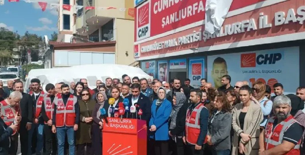 İstanbul Büyükşehir Belediye Başkanımız, TBB Başkanımız ve Cumhurbaşkanı ön seçim adayımız Ekrem İmamoğlu'nun gözaltına alınması ve yapılan hukuk dışı uygulamalara karşı tüm örgütümüzle eş zamanlı basın açıklaması yaptık.

<a href="/karadagferhatt/">Ferhat KARADAĞ</a> 
<a href="/MehtapRastgeldi/">Mehtap Rastgeldi Sakacı</a>
#SONDAKİKA Şanlıurfa