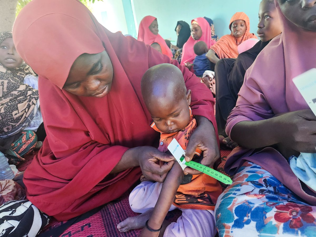 AlbarkaHealth's tweet photo. At #AHSF,we do more than just provide #RUSF to children with Moderate Acute Malnutrition. We also empower caregivers by training them on how to measure their children's Mid-Upper Arm Circumference (MUAC) at home. Enabling early detection and timely treatment. #WFP
#Albarkahealth https://t.co/zQZZQVeNwV