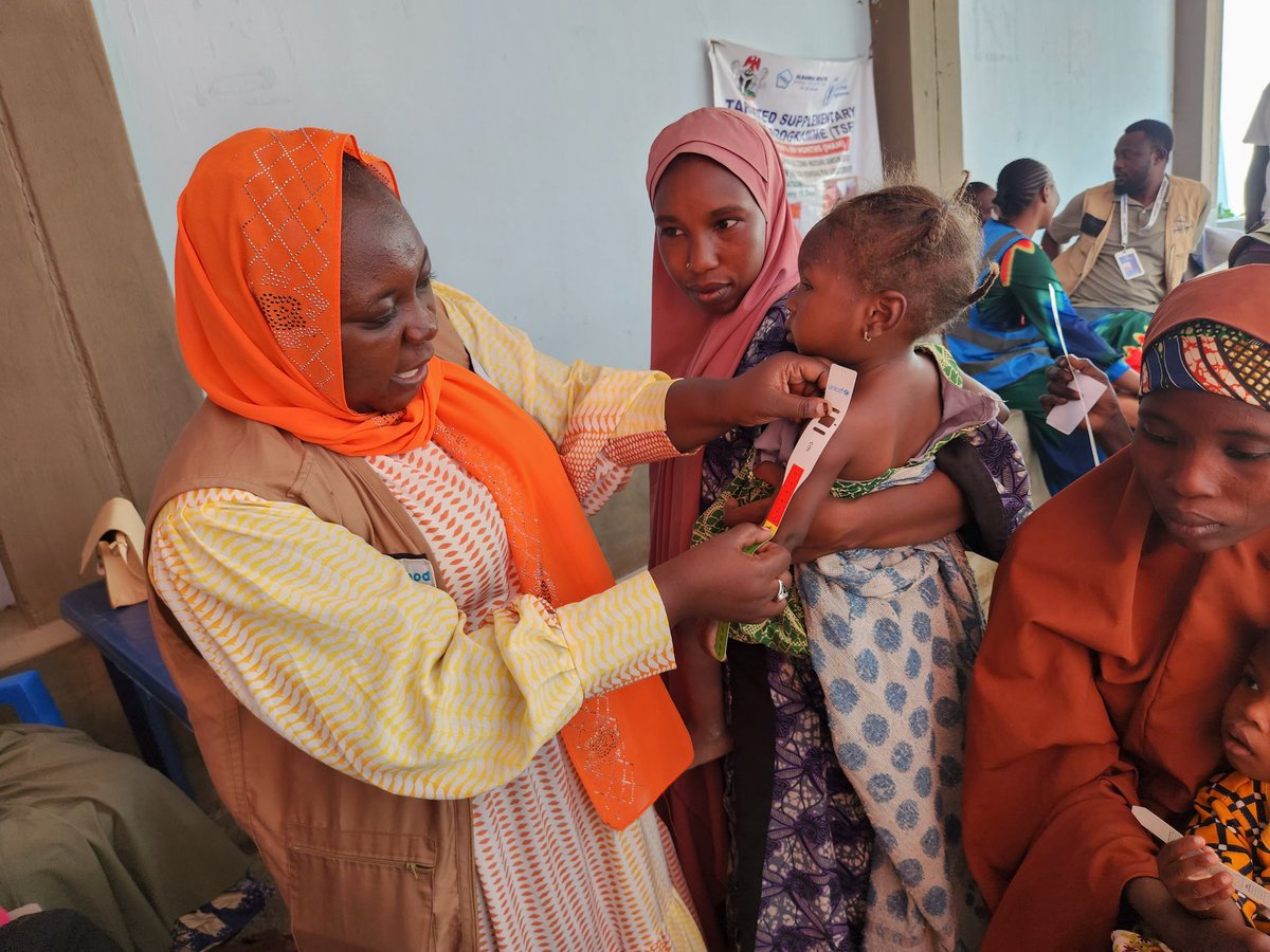 AlbarkaHealth's tweet photo. At #AHSF,we do more than just provide #RUSF to children with Moderate Acute Malnutrition. We also empower caregivers by training them on how to measure their children's Mid-Upper Arm Circumference (MUAC) at home. Enabling early detection and timely treatment. #WFP
#Albarkahealth https://t.co/zQZZQVeNwV