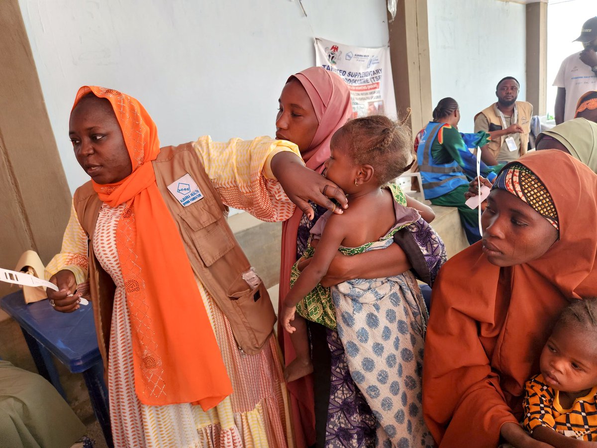 AlbarkaHealth's tweet photo. At #AHSF,we do more than just provide #RUSF to children with Moderate Acute Malnutrition. We also empower caregivers by training them on how to measure their children's Mid-Upper Arm Circumference (MUAC) at home. Enabling early detection and timely treatment. #WFP
#Albarkahealth https://t.co/zQZZQVeNwV