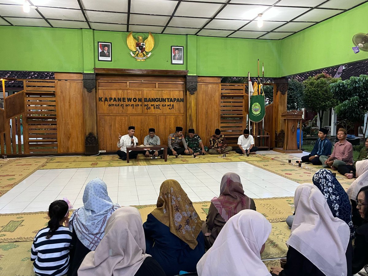 humas_btapan's tweet image. Kapolsek Banguntapan AKP Chandra Satria Adi Pradana SIK menghadiri pengajian dan buka bersama Forkopimkap Banguntapan yang digelar di Pendopo Kapanewon Banguntapan, Bantul. 

#sinergi #bukber #pengajian #ramadhan #banguntapan #bantul