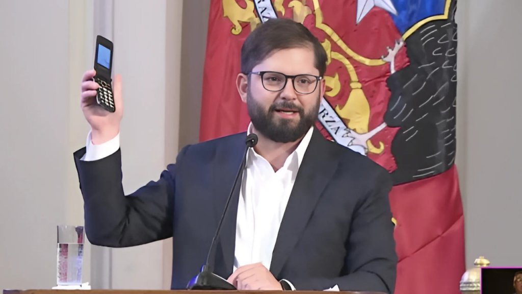 jotapez's tweet photo. Tuitea harto el Presidente para tener un celular de almeja sin internet https://t.co/luAO1eRAAb