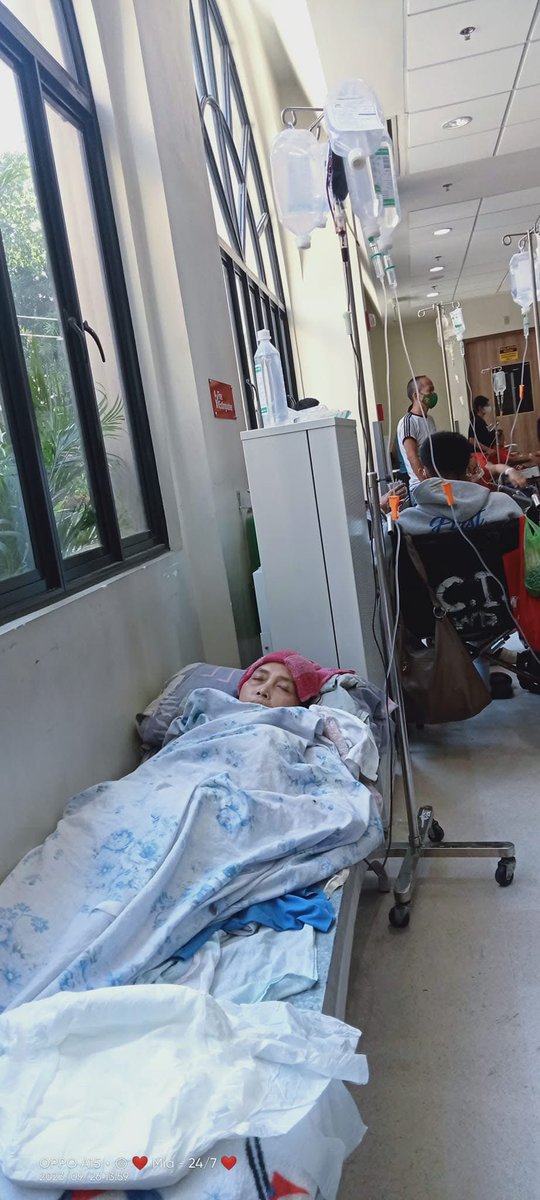 KiraCheezy's tweet photo. Guys please spread this again🙏😭

My mom is out of the room because we don’t have money to stay in the surgery room since we have pending payment that need to be pay so my mom is staying in the hall way for now😔💔

My mom urgently need oxygen tank😭🙏

https://t.co/j96rWb259y https://t.co/GvTWPpm2ov