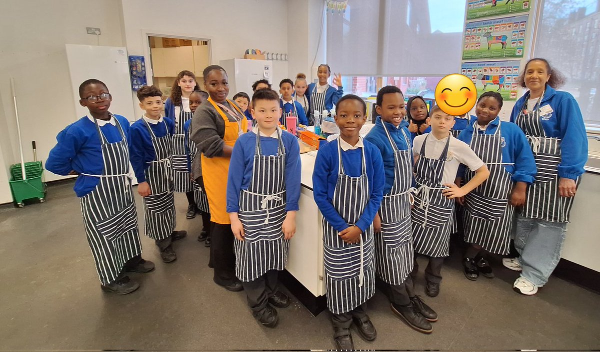 PrimaryStJohnJ1's tweet photo. #SJOJ@Cardinalpole
Y4 and Y5 pupils had a fabulous opportunity to visit the food technology department. Here, they made biscuits. Pupils learned about the importance of food hygiene, as well as preparing food. The finished biscuits were then decorated! Top job! https://t.co/f2ykTwmugu