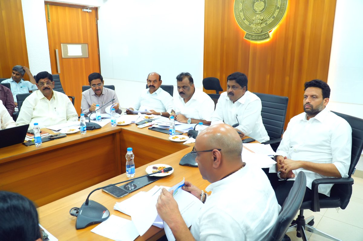 Dr_NarayanaP's tweet image. ఈ రోజు భూ పరిపాలన సంస్కరణలపై సచివాలయంలో నిర్వహించిన మంత్రివర్గ ఉపసంఘం సమావేశంలో పాల్గొనడం జరిగింది. 

నాతో పాటు ఈ సమావేశంలో మంత్రులు @SatyaAnagani  , @PayyavulaOffl  , ఆనం రామనారాయణ రెడ్డి, ఫరూక్, మరియు @tgbharath   పాల్గొన్నారు.

 #LandReforms #Governance #idhimanchiprabhutvam…