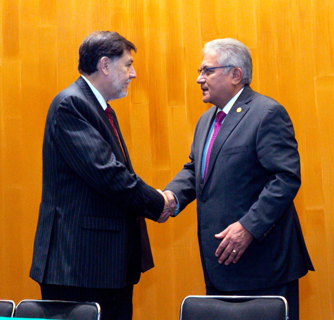 ¡Felicidades al presidente del <a href="/senadomexicano/">Senado de México</a>, <a href="/fernandeznorona/">Fernández Noroña</a>, por su cumpleaños! 
Reciba un afectuoso abrazo del senador y líder nacional del #SNTE, Mtro. Alfonso Cepeda Salas, en esta fecha especial.