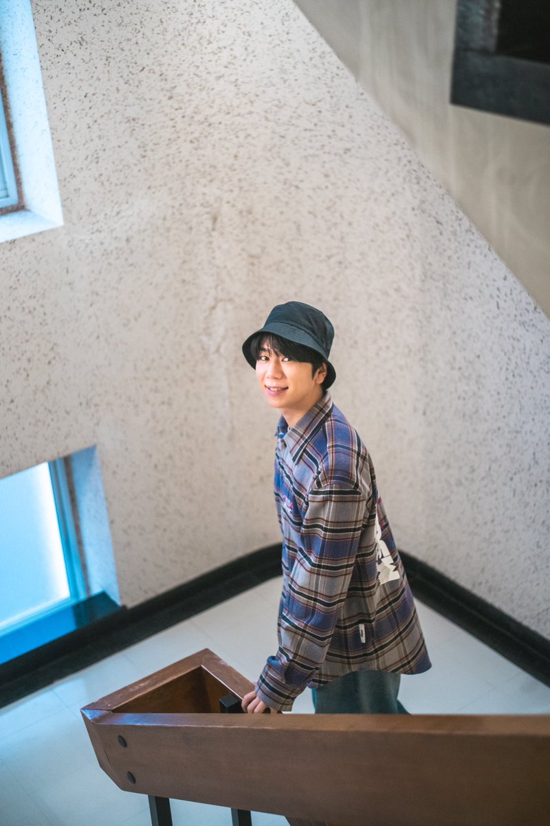 shirakami_lab's tweet photo. ３月５日放送分 は
YouTubeで配信中👇

https://t.co/IMixDDUCtO

白神研究所オリジナルポーチ完成🎉
藤里町の縫製業さんの力を借りて
研究員の思い出を手作りで形に

ポーチプレゼント
応募はまだまだ募集中
こちらから👇

https://t.co/7knDt0MovC

ブナノキくん役の西山くんを
階段で待ち受けて📸 https://t.co/M64EInOS0X