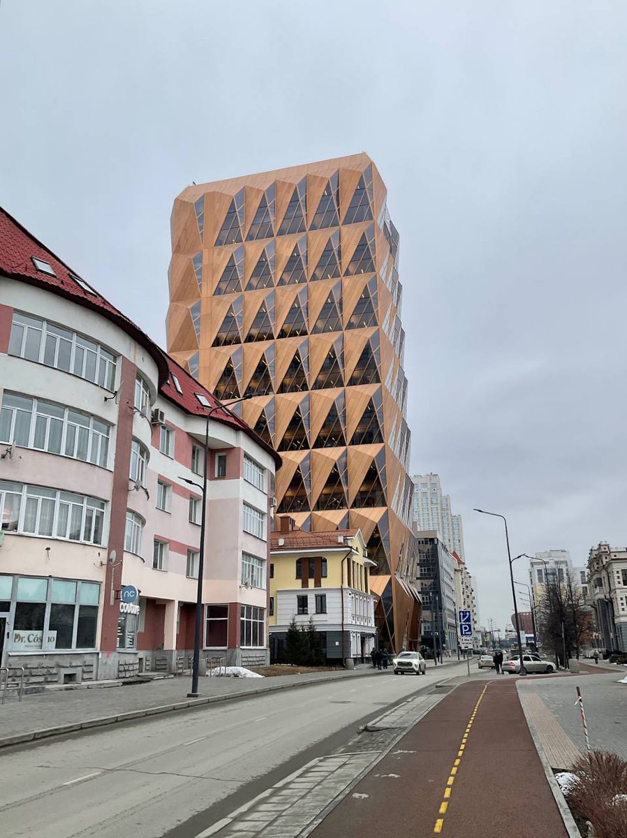 arkhlikbez's tweet photo. Если не приезжали в Екатеринбург несколько лет, центральную часть не узнаете, изменения разительные. Штаб-квартира РМК. УГМК-арена. Цирк. https://t.co/z6uosAb16T