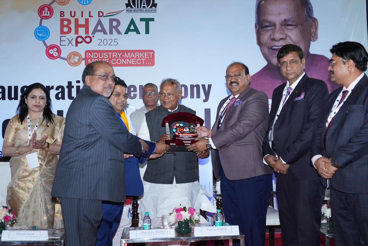 jitanrmanjhi's tweet image. &quot;अपने देशी उत्पाद को हमें दुनिया भर में वोकल करने की जरूरत हैं जिसके लिए हमारा मंत्रालय @minmsme निरंतर प्रयासरत है। माननीय प्रधानमंत्री श्री @narendramodi जी के द्वारा दिया गया मंत्र #BeVocalForLocal को हमें तेजी से आगे बढ़ाना होगा।&quot;
आज #भारत_मंडपम, दिल्ली मे आयोजित…