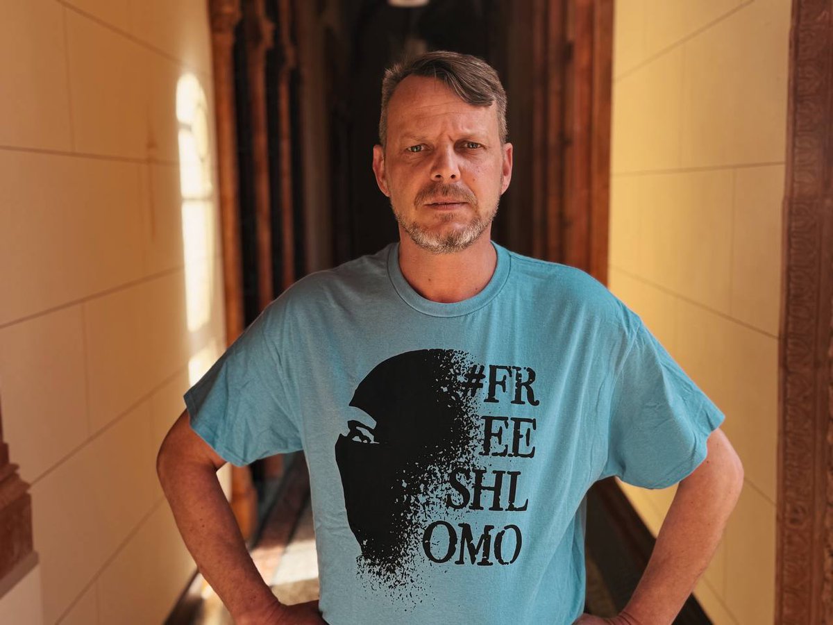 Der bekannte YouTuber "Shlomo Finkelstein" sitzt aufgrund von Meinungsäußerungen in Haft und ist damit von seiner Frau und seinem kleinem Sohn getrennt. 

Um auf sein Schicksal aufmerksam zu machen, organisieren wir eine deutschlandweite Kampagne unter dem Motto #FreeShlomo. Als