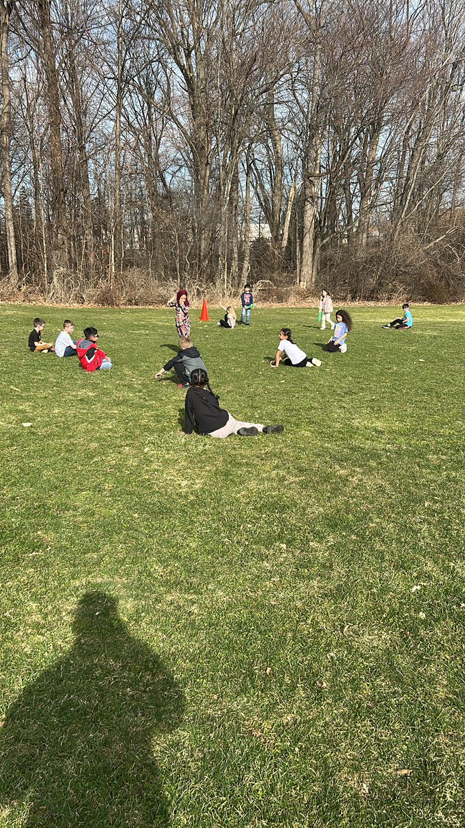 AMKelly7292's tweet photo. PE outside is the best!!! @holmesroadtweet https://t.co/hB6Rk2ky4n