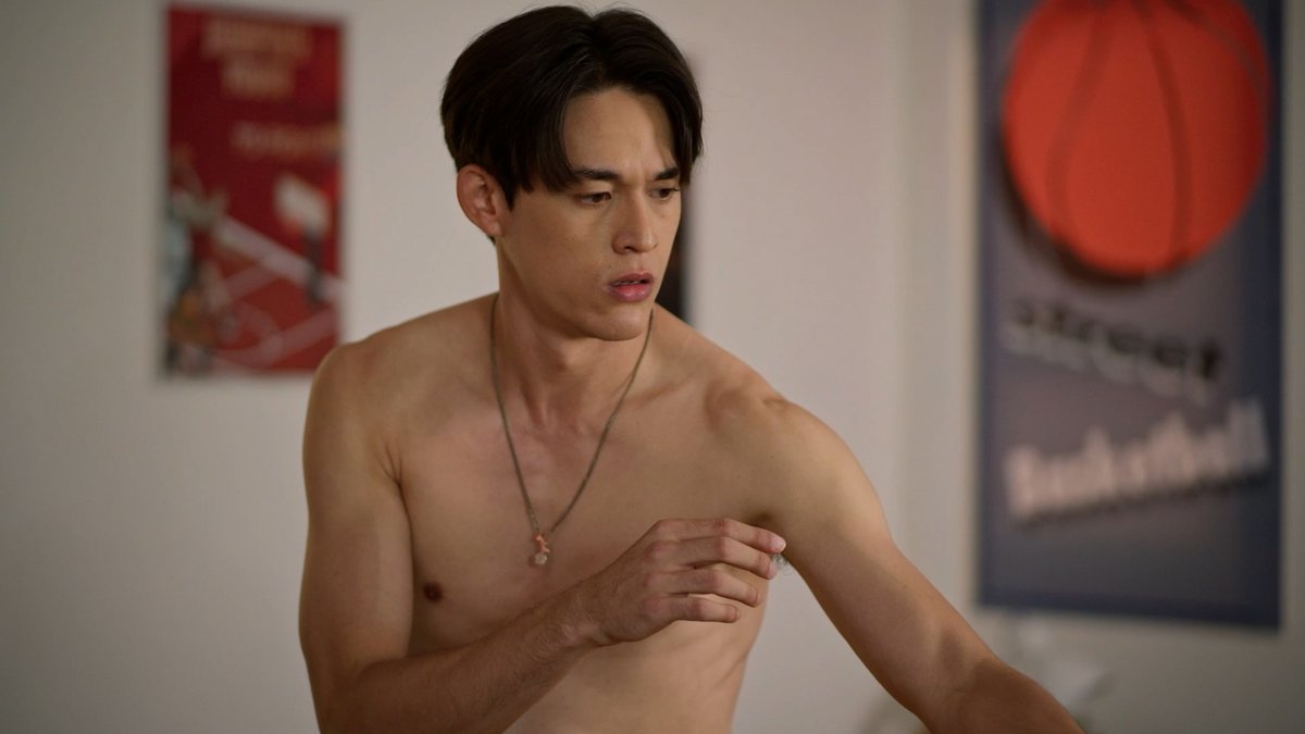 GMMTV's tweet photo. จะรั่วกับน้องตอง ไม้กางเขนก็มา 5555555 #MyGoldenBloodEP2 

@Josswayar @gawincaskey https://t.co/befVSJnIlv