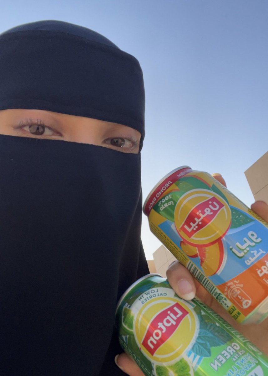 notbayan's tweet photo. hi ms @lipton, so listen, plz dont discontinue the peach tea in saudi— its quite literally keeping me alive in the desert heat. soo in return, enjoy this totally unpaid ad featuring a DIVERSE individual LOVINGLY holding ur product!! yall know how marketing goes 😌 #ripeach https://t.co/xl3NJHEMWt