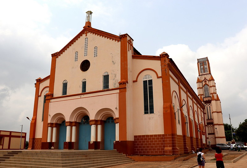 Porto Novo es la capital de Benín. 
Los primeros templos vudú, iglesias y mezquitas coloniales y muchas vida en la calle es lo que vimos.
milviatges.com/2025/que-ver-e…