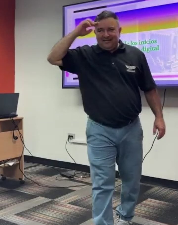 EdwinRamosPhot1's tweet photo. Anoche en clase! Fundamentos del cine y video para pilotos de drones, grupo Drone Specialist 4, de Puerto Rico Drone Academy. https://t.co/AtgG8TCZ5f