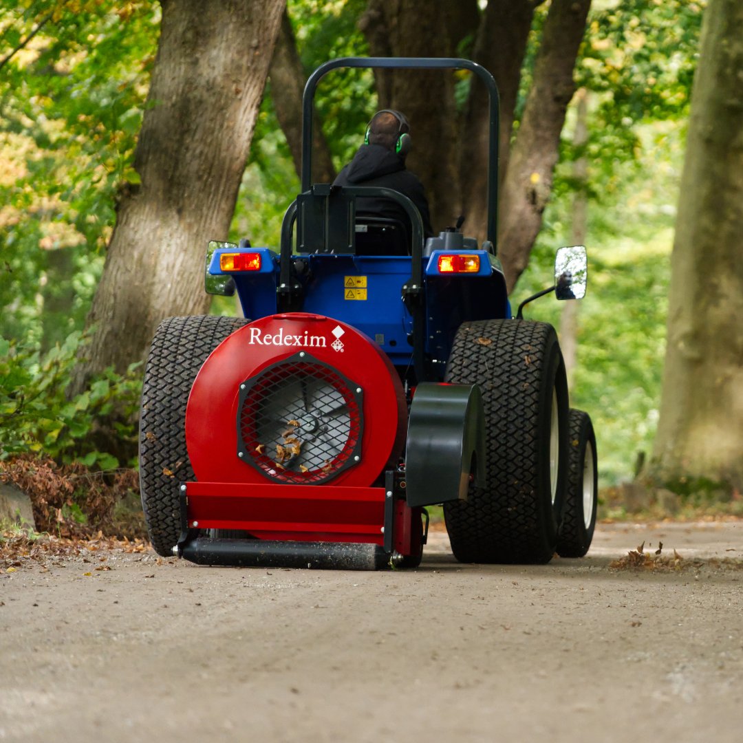 The 𝗩𝗲𝗿𝘁𝗶-𝗔𝗶𝗿 𝟳 - Powerful yet lightweight! 💨

Designed for compact tractors, requiring only 30hp PTO power. With a hydraulic reverse exhaust controlled from the operator’s seat, airflow direction changes are effortless. Plus, its large wheels &amp; anti-scalp roller ensure