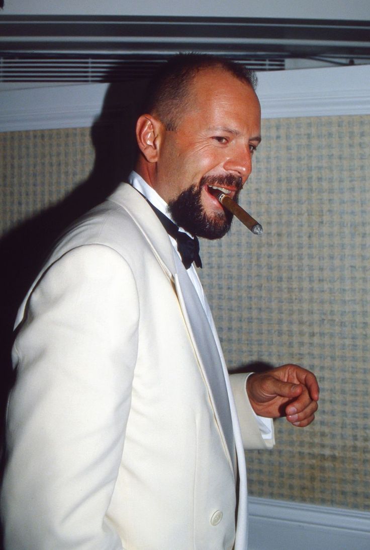 LugarCinema's tweet photo. Imagina no ser fan de Bruce Willis, imagina no haber disfrutado de el en tantos papeles icónicos.

Hoy cumple años y vengo a contaros 10 curiosidades sobre esta leyenda.

Bruce, te echamos mucho de menos🧵 https://t.co/BRqE5Lviu1
