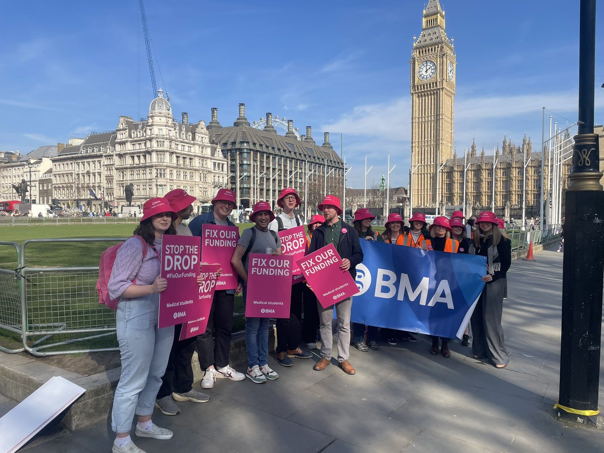 The Doctor Magazine (@thedrmagazine) on Twitter photo Medical students from <a href="/BMAstudents/">BMA Students</a> are gathering in Parliament Square ahead of their rally outside <a href="/educationgovuk/">Department for Education</a> this afternoon 📢
We’ll be following events on the day of action as part of the #FixOurFunding campaign to address poor medical school funding in England. 🧵 Medical students from <a href="/BMAstudents/">BMA Students</a> are gathering in Parliament Square ahead of their rally outside <a href="/educationgovuk/">Department for Education</a> this afternoon 📢
We’ll be following events on the day of action as part of the #FixOurFunding campaign to address poor medical school funding in England. 🧵