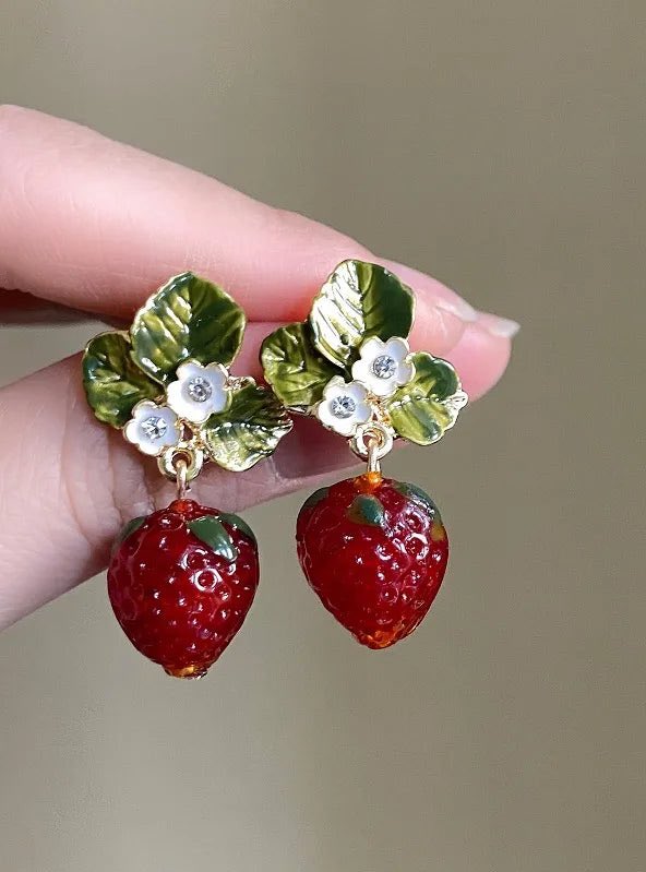 fairyprxncess's tweet image. strawberry earrings 🍓
