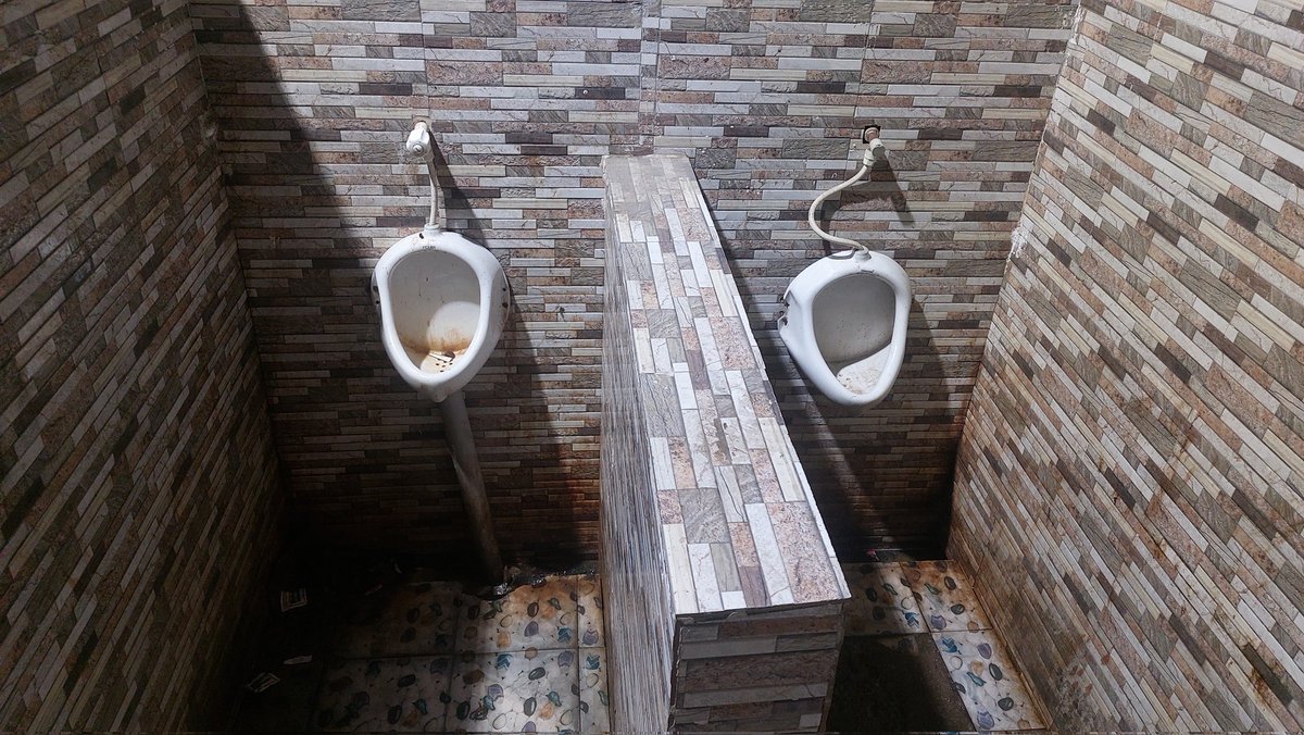 TailiSamajBihar's tweet photo. "Unhygienic conditions at Muzaffarpur Railway Station! The toilet at Platform is in a dreadful state. @RailwaySeva @DRM_Samastipur, please take immediate action to clean and maintain the facilities. #CleanlinessInRailways #MuzaffarpurRailwayStation" https://t.co/lsFJfE8DRO
