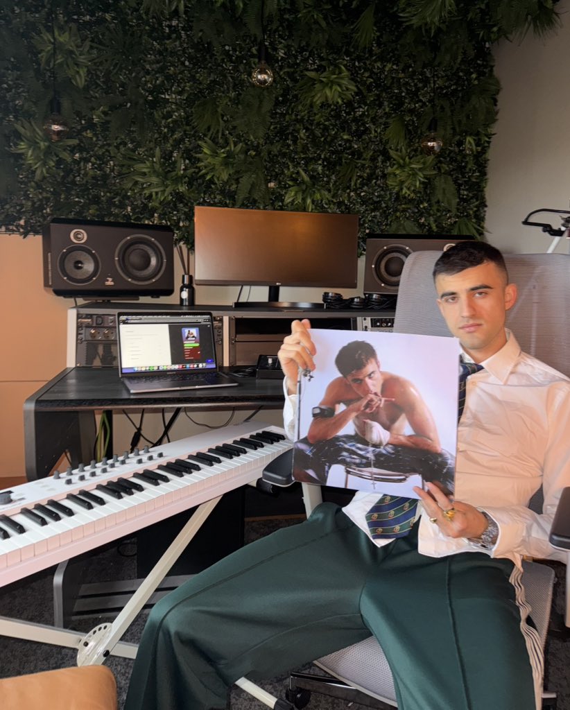bajoceroxx's tweet photo. DESQUICIADO, mi primer álbum, 28 de marzo 🤍 https://t.co/iu7xYmXd7F