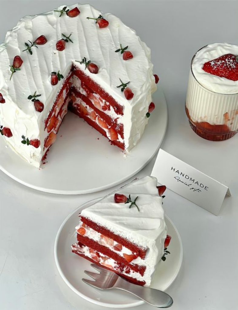 fairyprxncess's tweet image. red roses cake
