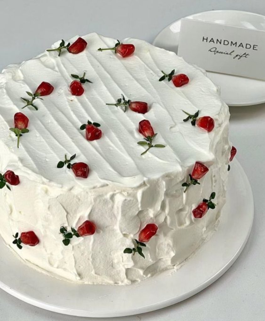 fairyprxncess's tweet image. red roses cake