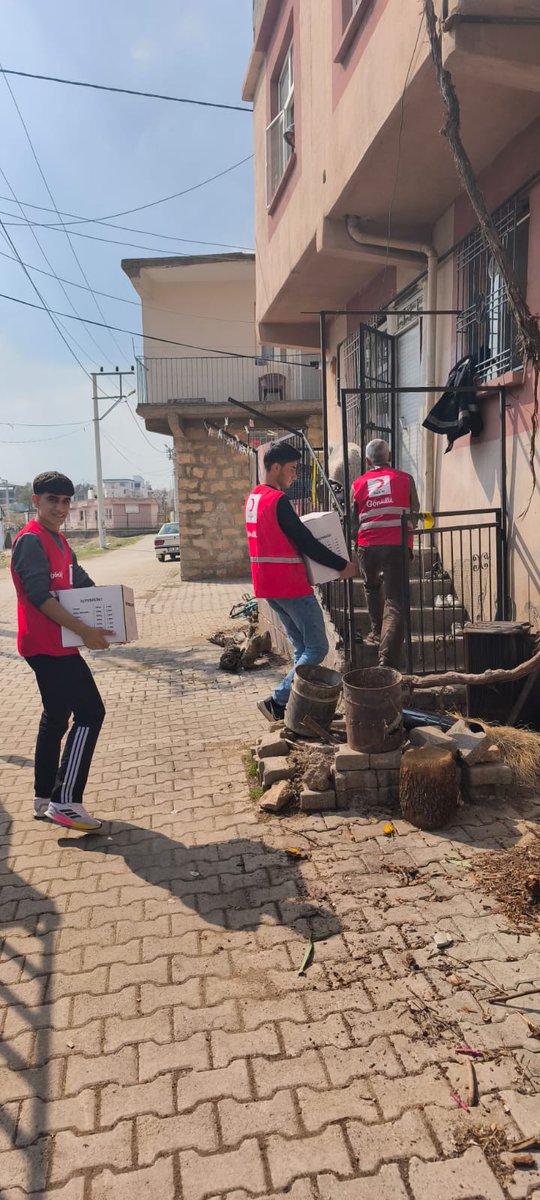 13-20 Mart arasında kutlanan "İyilik Haftası" kapsamında okulumuz öğrencileriyle birlikte Dicle Kızılay Derneğinin ilçemizde bulunan yoksul ailelere düzenlediği yardım faaliyetine katıldık.
