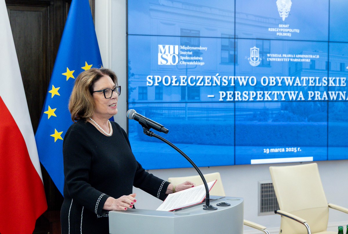 PolskiSenat's tweet photo. 🇵🇱👨‍🦱👩„Społeczeństwo obywatelskie to fundament demokracji i naszej wolności. W najtrudniejszych momentach naszej historii to właśnie obywatele oddolnie przejmowali sprawy w swoje ręce i wpływali na zmiany w społeczeństwie. Tajne nauczanie, pierwsze spółdzielnie, harcerstwo, Komitet Obrony Robotników, „Solidarność” to były inicjatywy oddolne, które zmieniały naszą rzeczywistość” – powiedziała marszałek #SenatRP Małgorzata Kidawa-Błońska @M_K_Blonska  podczas konferencji „Społeczeństwo obywatelskie w Polsce – perspektywa prawna”.

💬„Człowiek jest w harmonii jeśli potrafi się porozumieć z innymi ludźmi i z nimi zorganizować. Społeczeństwo obywatelskie jest jednym z środków, które mogą prowadzić do szczęścia, a osoby odpowiedzialne za sprawy ustrojowe powinny im stworzyć do tego warunki” – powiedział wicemarszałek #SenatRP Rafał Grupiński @RGrupinski nawiązując do myśli filozofów i historyków filozofii.

🤝„Każdy z nas ma w sobie gen społeczeństwa obywatelskiego. Pandemia, wojna w Ukrainie, powódź na południu Polski to czas kiedy zwykli ludzie wspierali się nawzajem” – podkreśliła ministra do spraw społeczeństwa obywatelskiego @M_dsSO Adriana Porowska @PorowskaAdriana.

📌Konferencja odbyła się z inicjatywy wicemarszałka Rafała Grupińskiego oraz Fundatora i Prezesa Międzynarodowego Instytutu Społeczeństwa Obywatelskiego @FundacjaMISO Mateusza Komorowskiego @Komorowski_. W spotkaniu udział wzięli także Rzecznik Praw Obywatelskich @BiuroRPO  prof. Marcin Wiącek, prodziekan Wydziału Prawa i Administracji UW @UniWarszawski  ds. współpracy z otoczeniem społeczno - gospodarczym prof. Anna Zbiegień-Turzańska oraz szef Kancelarii Senatu Ewa Polkowska.

W ramach konferencji odbyły się 2 panele:
✅Prawne uwarunkowania funkcjonowania społeczeństwa obywatelskiego w demokratycznym państwie prawnym
✅Instytucje społeczeństwa obywatelskiego a polska praktyka ustrojowa

🗣️W panelach wzięli udział między innymi przewodniczący Komisji Ustawodawczej senator Krzysztof Kwiatkowski @Kwiatkowski2011, członkini zarządu Fundacji Wolne Sądy @WolneSady1  Sylwia Gregorczyk-Abram  oraz wiceministra sprawiedliwości @MS_GOV_PL Zuzanna Rudzińska-Bluszcz @ZuzannaRB.