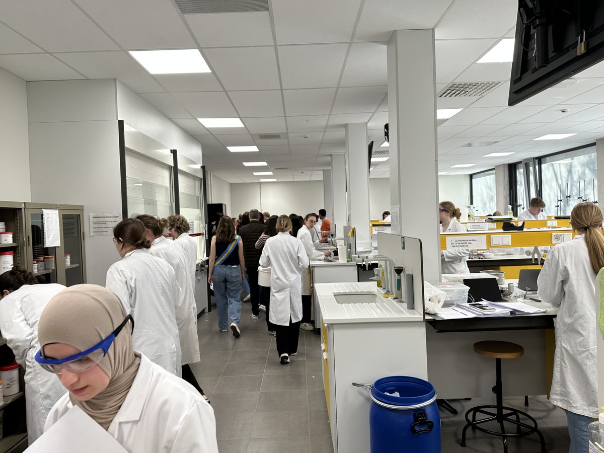 De Infodag op de Faculteit Farmacie van de UGent is weer een groot succes!  Bedankt aan iedereen die erbij was en bijgedragen heeft aan dit top evenement! #UGent #Farmacie #Infodag