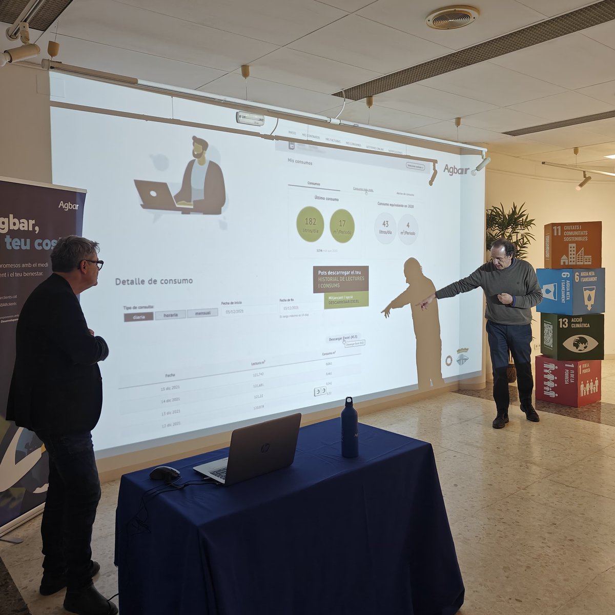 Veolia_Cat's tweet photo. 💧 A #Sallent, hem col·laborat amb @somsallent organitzant un taller per explicar la factura de l'aigua i el sistema de telemesura. 

Actualment, el 100 % dels comptadors del municipi disposen d'aquest servei.

🤝 Compromesos amb els municipis on gestionem el servei.

#AGBARambtu https://t.co/UKJVCzLTtH