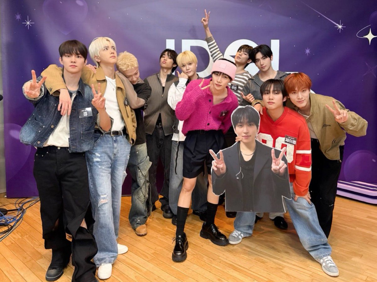 [📸] 더보이즈 아이돌 라디오 시즌4 완료📻 이래도 될까 싶을 정도로 행복했던 오늘의 아돌라😆 앞으로의 VVV 활동 많이 사랑해 주시고 함께해 주세요❤‍🔥

#THEBOYZ #더보이즈