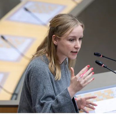 dejardin_s's tweet photo. Freya Vandenbossche voorzitter van het Vlaamse parlement en Melissa Depraetere minister van energie. De eerste met een weinig fraai verleden met groene stroomcertificaten en de tweede die nieuwe leven in dat fiasco inblaast.
Kan het nog cynischer ? https://t.co/2YozhcYK1c