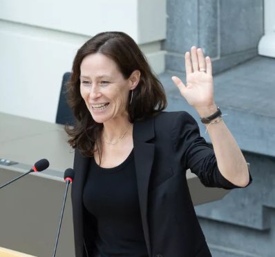 dejardin_s's tweet photo. Freya Vandenbossche voorzitter van het Vlaamse parlement en Melissa Depraetere minister van energie. De eerste met een weinig fraai verleden met groene stroomcertificaten en de tweede die nieuwe leven in dat fiasco inblaast.
Kan het nog cynischer ? https://t.co/2YozhcYK1c